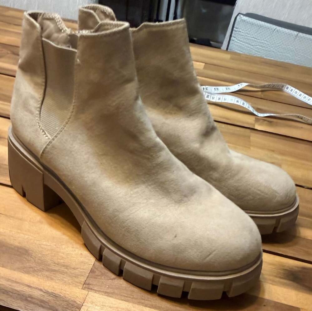 Madden NYC Chelsea Boots Size 8 Nude Lug Sole